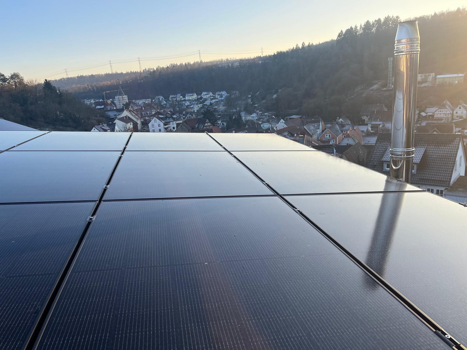 Dachservice mit Solarmodulen